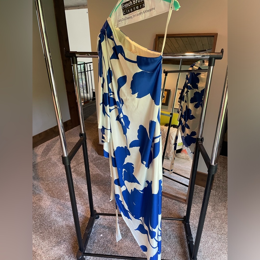Super cute one shoulder dress